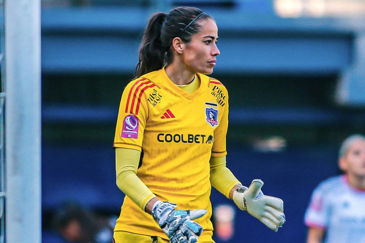 Ryann Torrero levantando la voz mientras defiende el arco de Colo-Colo Femenino.