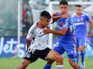Vicente Pizarro de Colo-Colo e Israel Poblete de la U disputando un balón