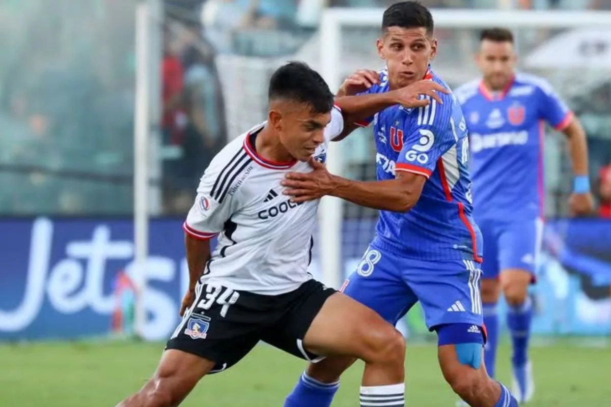 Vicente Pizarro de Colo-Colo e Israel Poblete de la U disputando un balón