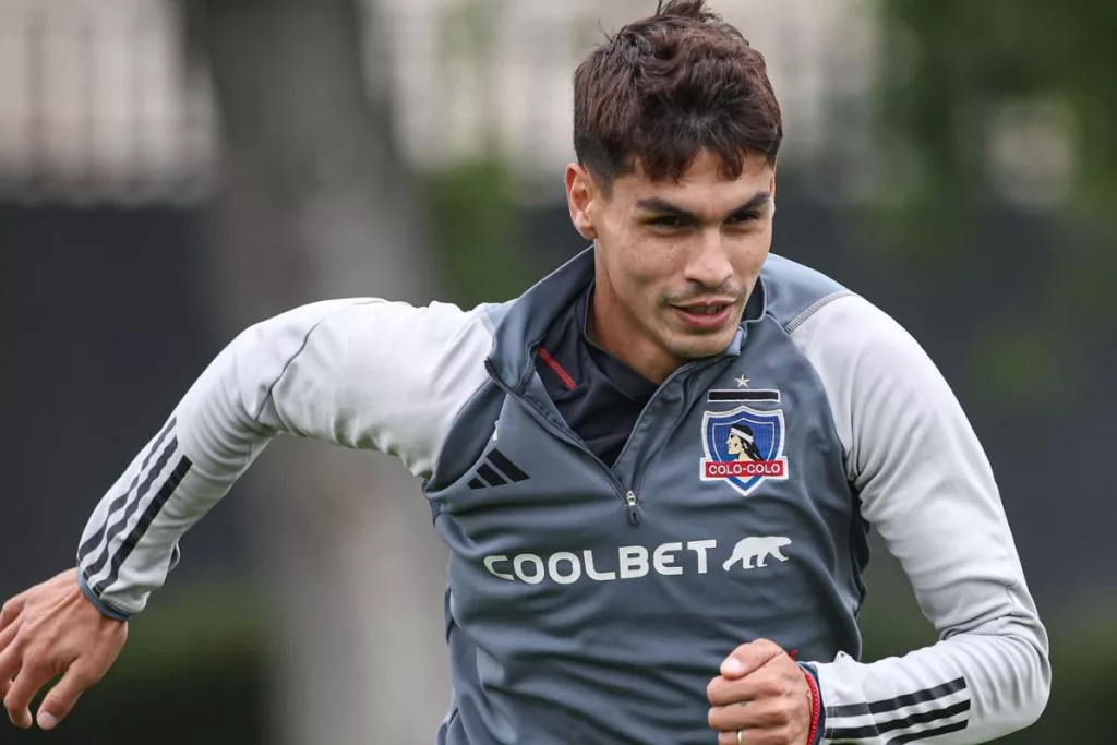 Erick Wiemberg corriendo con el buzo de Colo-Colo