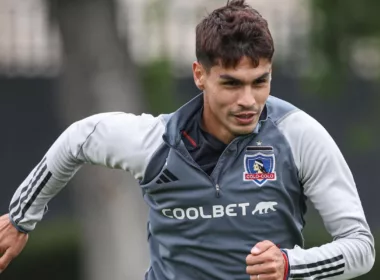 Erick Wiemberg corriendo con el buzo de Colo-Colo