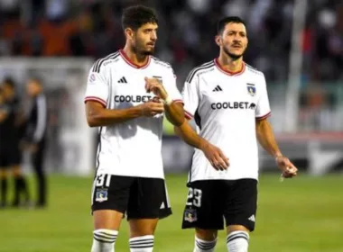 Dos jugadores de Colo-Colo con la camiseta blanca caminando