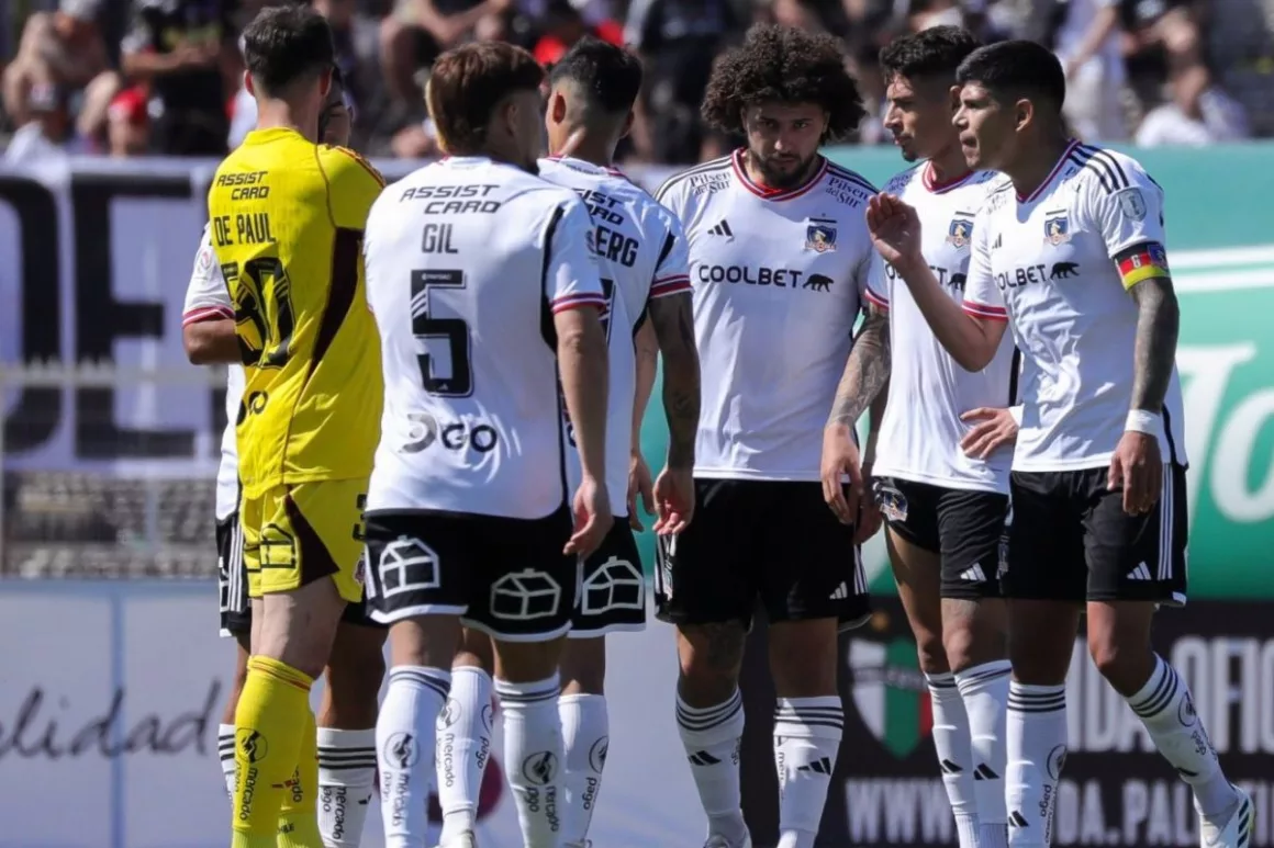 Grupo de jugadores de Colo-Colo reunidos con la camiseta blanca