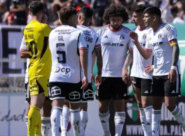 Grupo de jugadores de Colo-Colo reunidos con la camiseta blanca