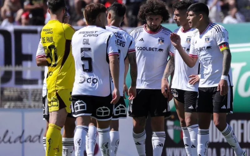 Grupo de jugadores de Colo-Colo reunidos con la camiseta blanca