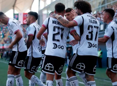 Futbolistas de Colo-Colo abrazados luego de anotar un gol ante Audax Italiano.