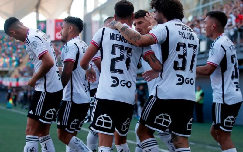 Futbolistas de Colo-Colo abrazados luego de anotar un gol ante Audax Italiano.