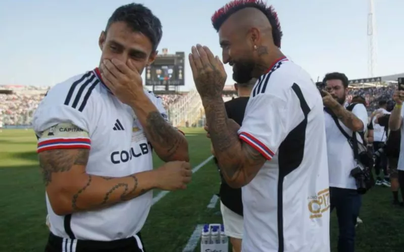 Jorge Valdivia y Arturo Vidal con la camiseta blanca de Colo-Colo