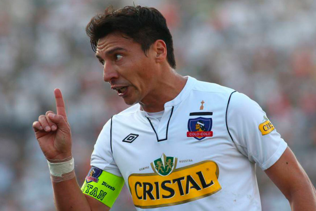 Pablo Contreras con su dedo en alto y mirada desafiante en su rol como capitán de Colo-Colo.