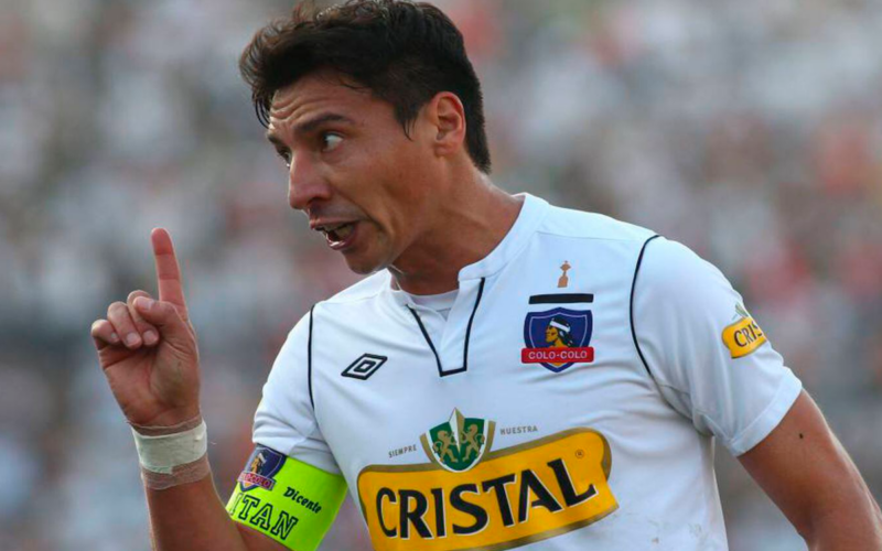Pablo Contreras con su dedo en alto y mirada desafiante en su rol como capitán de Colo-Colo.