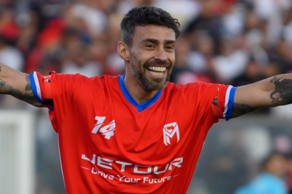 Jorge Valdivia con la cara llena de risa en plena despedida de Matías Fernández del fútbol profesional.