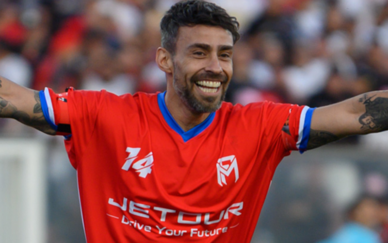 Jorge Valdivia con la cara llena de risa en plena despedida de Matías Fernández del fútbol profesional.