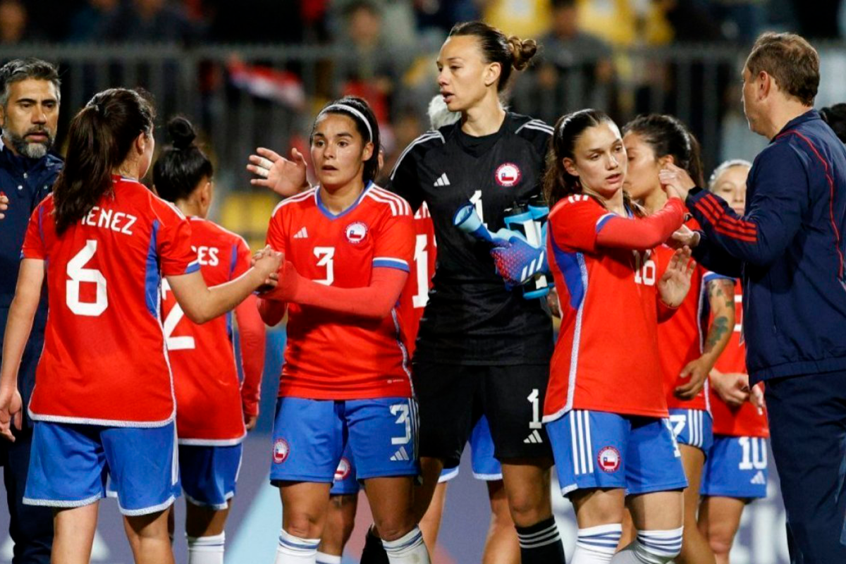 Futbolistas de la Selección Chilena se despiden y saluda entre sí tras un partido en los Juegos Panamericanos de Santiago 2023.