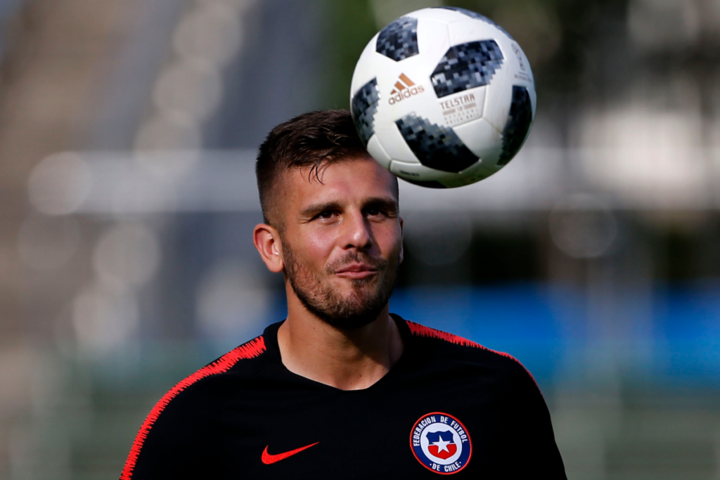 Diego Rubio con la mirada puesta en el balón en pleno entrenamiento con la Selección Chilena.