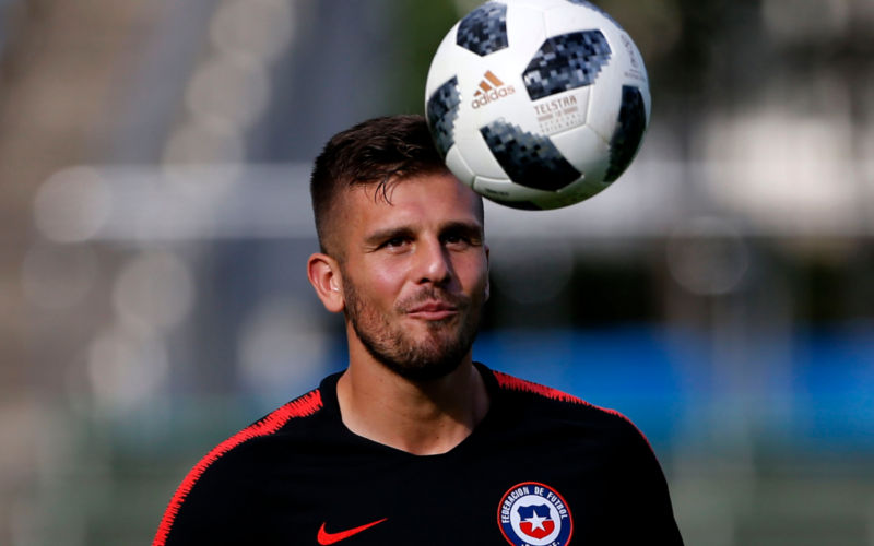 Diego Rubio con la mirada puesta en el balón en pleno entrenamiento con la Selección Chilena.
