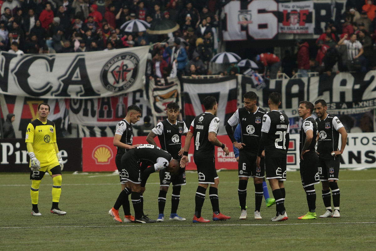 Futbolistas de Colo-Colo sobre el césped del Estadio el Chinquihue de Puerto Montt durante la temporada 2019, válido por la Copa Chile.