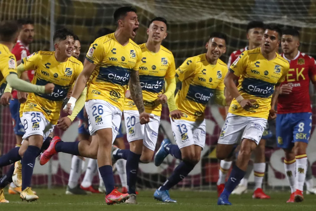 Futbolistas de Everton celebrando un gol durante la temporada 2021.