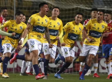 Futbolistas de Everton celebrando un gol durante la temporada 2021.