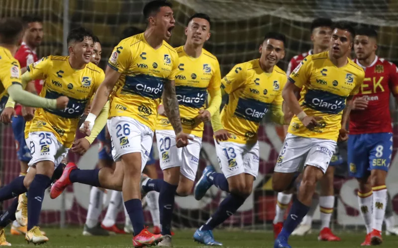 Futbolistas de Everton celebrando un gol durante la temporada 2021.