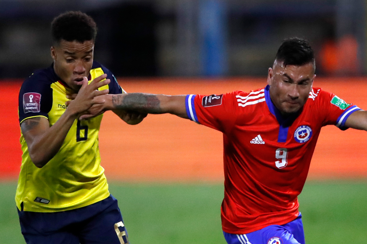 Byron Castillo y Jean Meneses disputando un balón en pleno partido de Ecuador y Chile durante la temporada 2022.