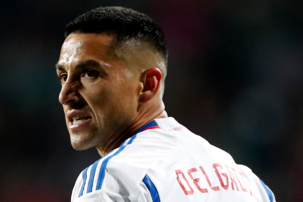 Juan Delgado con cara de preocupación mientras defiende la camiseta de la Selección Chilena durante la temporada 2023.