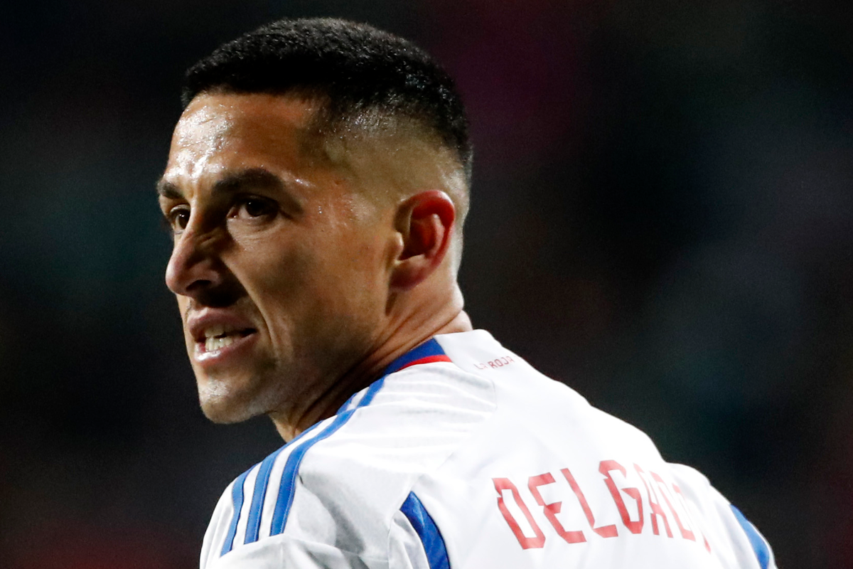 Juan Delgado con cara de preocupación mientras defiende la camiseta de la Selección Chilena durante la temporada 2023.