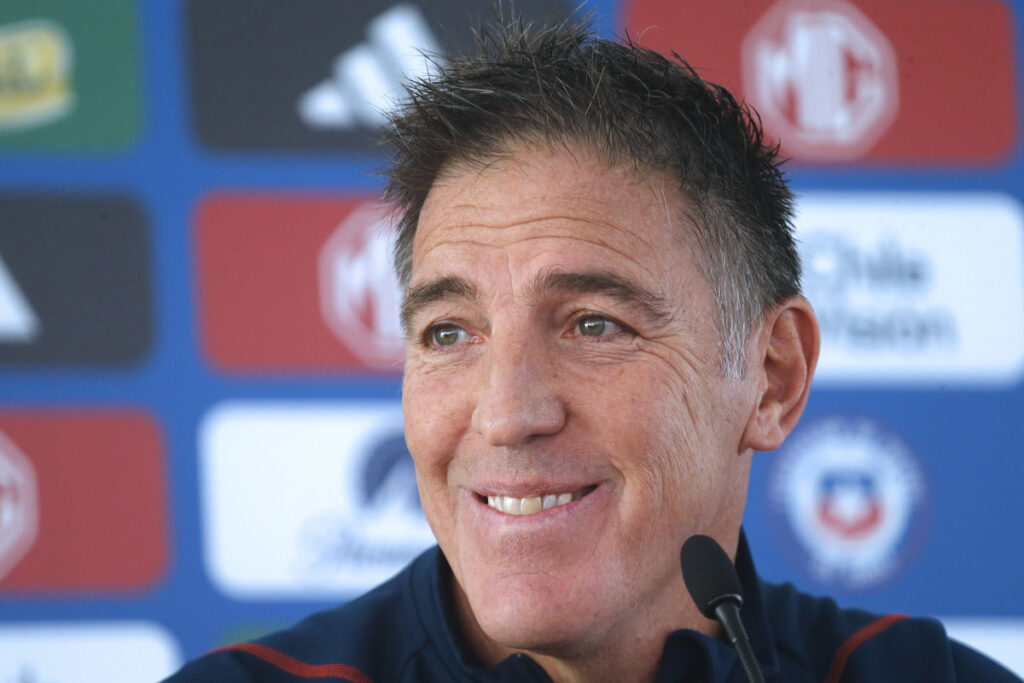 Primer plano al rostro de Eduardo Berizzo en plena conferencia de prensa como entrenador de la Selección Chilena.