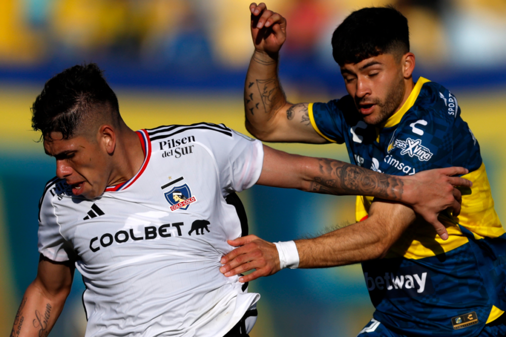 Carlos Palacios disputando un balón con un jugador de Everton en el triunfo 2-1 de Colo-Colo en la segunda rueda del Campeonato Nacional 2023.