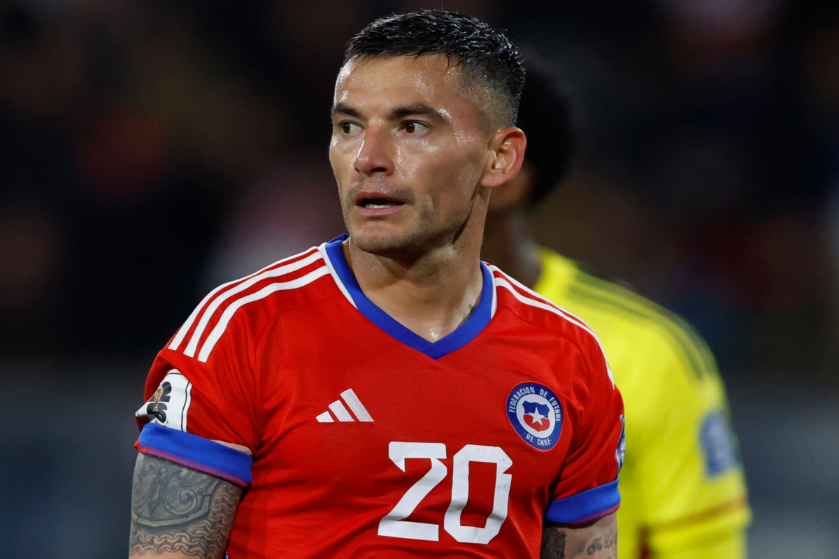 Charles Aránguiz con cara de concentración y con la mirada fija en un objetivo mientras defiende la camiseta de la Selección Chilena durante la temporada 2023.