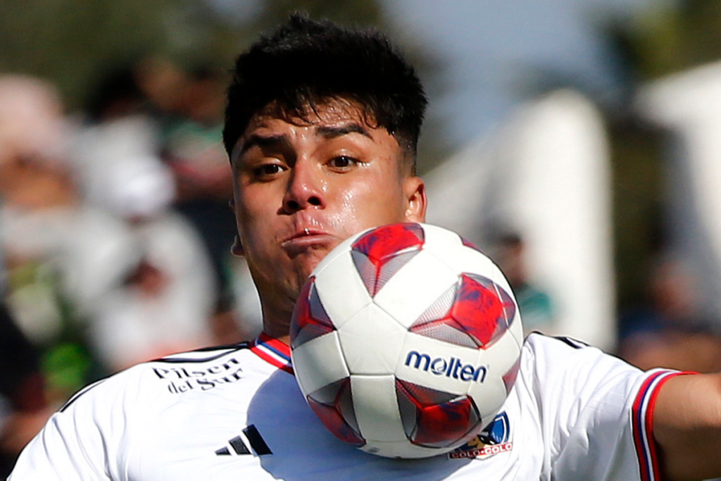 Damián Pizarro controlando un balón con el pecho en pleno partido con la camiseta de Colo-Colo durante la temporada 2023.