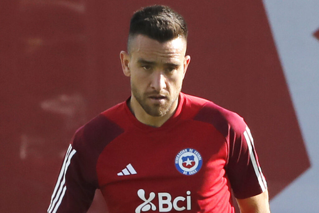 Matías Zaldivia mirando fijamente durante un entrenamiento de la Selección Chilena.