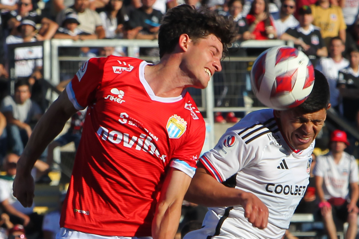 Esteban Pavez disputando un balón con un jugador de Magallanes en el triunfo de Colo-Colo por 2-1 durante el segundo semestre de la temporada 2023.