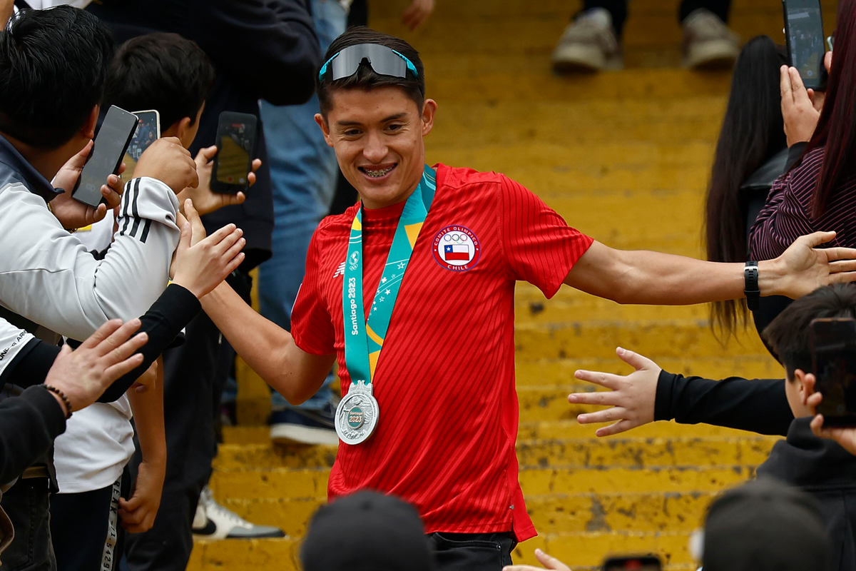 Hugo Catrileo, medallista de plata en los Juegos Panamericanos de Santiago 2023 recibe el cariño de los hinchas tras un homenaje realizado en el Estadio Monumental.