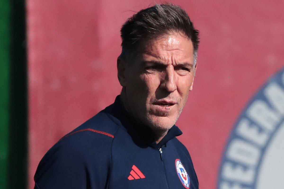 Eduardo Berizzo con la mirada puesta en un objetivo en pleno entrenamiento de la Selección Chilena durante el segundo semestre del año 2023.