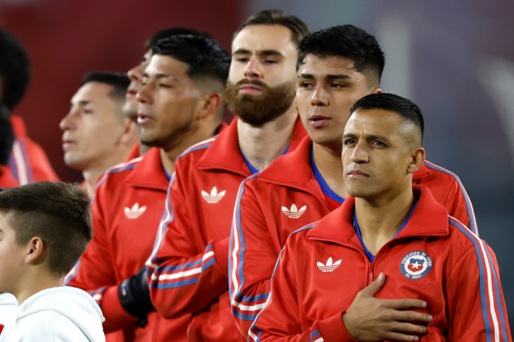 Futbolistas de la Selección Chilena entonan el himno nacional en la previa del partido ante Paraguay por las Eliminatorias rumbo al Mundial del 2026.