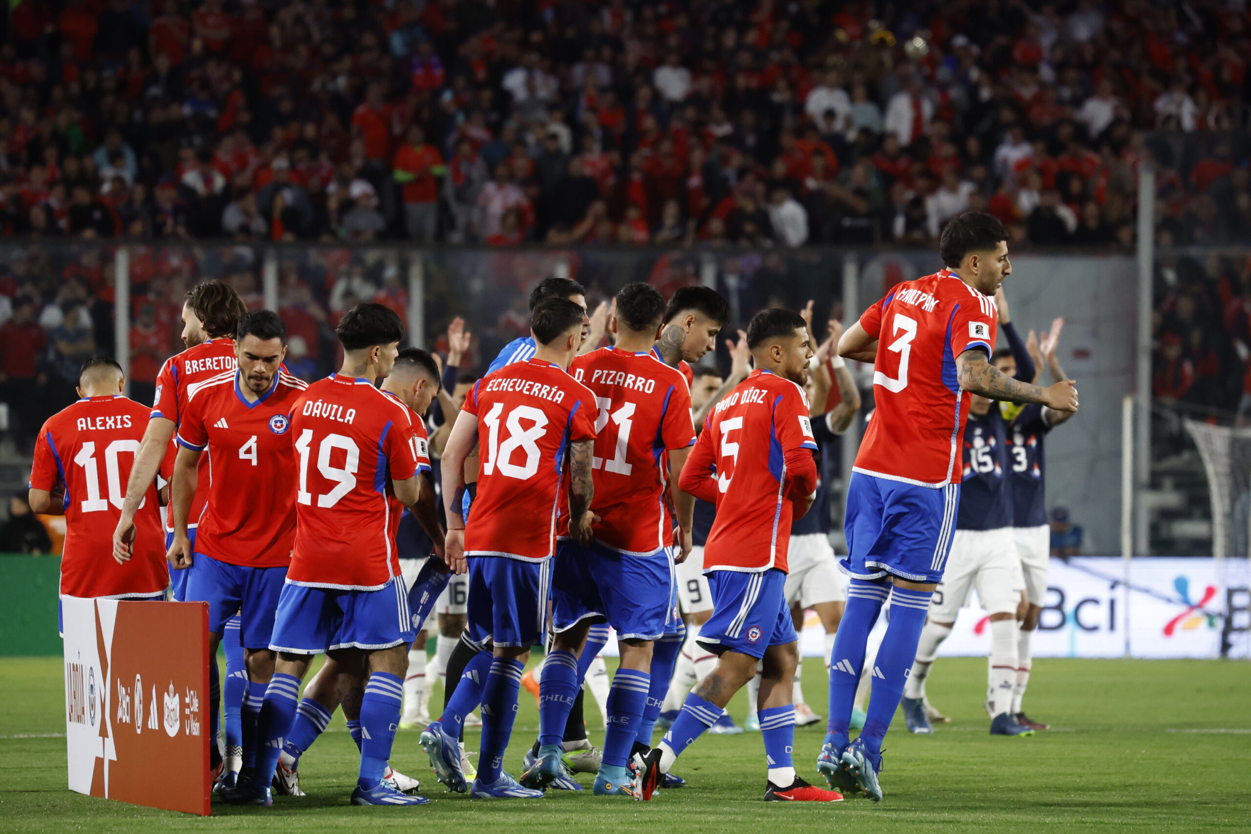 Futbolistas de La Roja en la cancha del Estadio Monumental