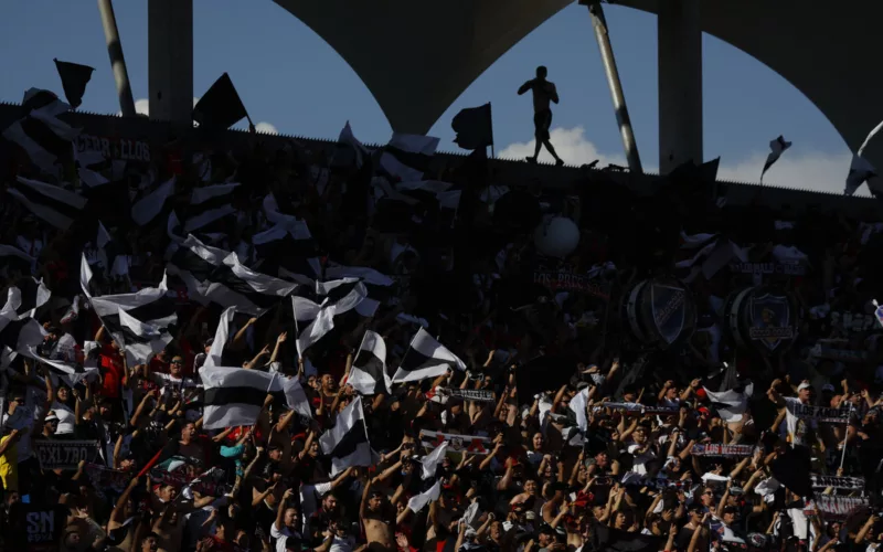 Hinchas de Colo-Colo en el sector norte del Estadio Bicentenario de La Florida durante la temporada 2023.