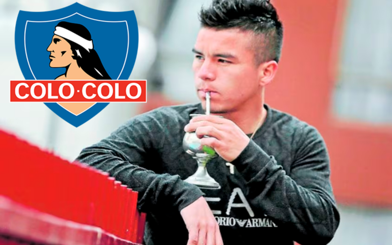 Nelson Bustamante tomando mate, mientras que en la parte superior izquierda aparece la insignia de Colo-Colo.