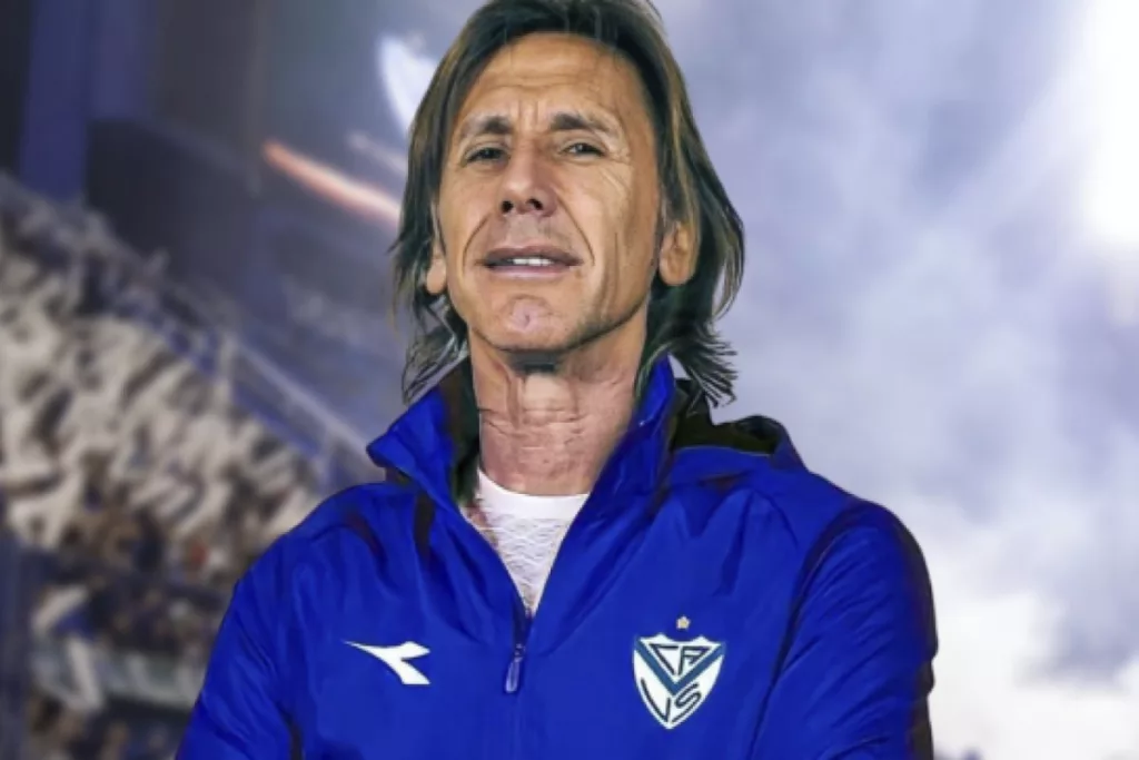 Ricardo Gareca con una sonrisa y el buzo de Vélez