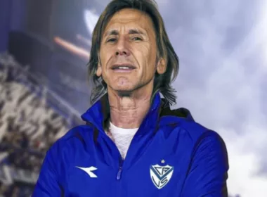 Ricardo Gareca con una sonrisa y el buzo de Vélez