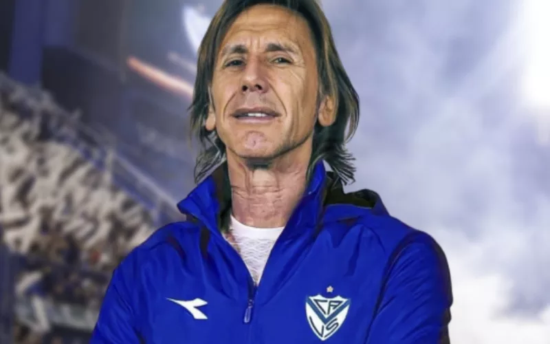 Ricardo Gareca con una sonrisa y el buzo de Vélez