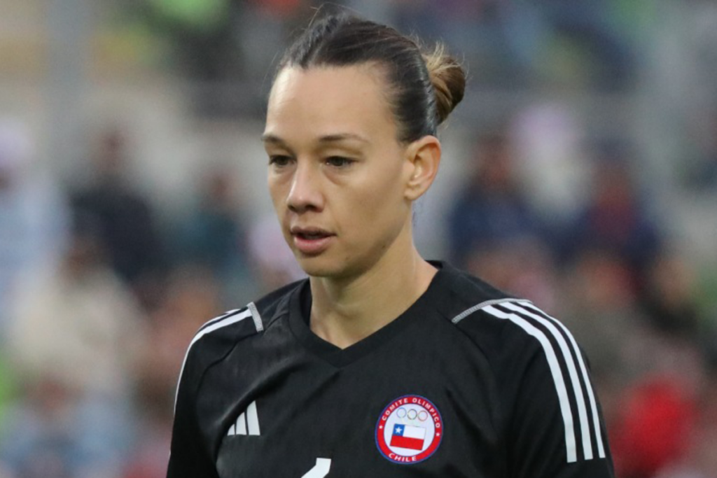 Christiane Endler con la mirada cabizbaja mientras defiende la camiseta de La Roja en los Juegos Panamericanos de Santiago 2023.