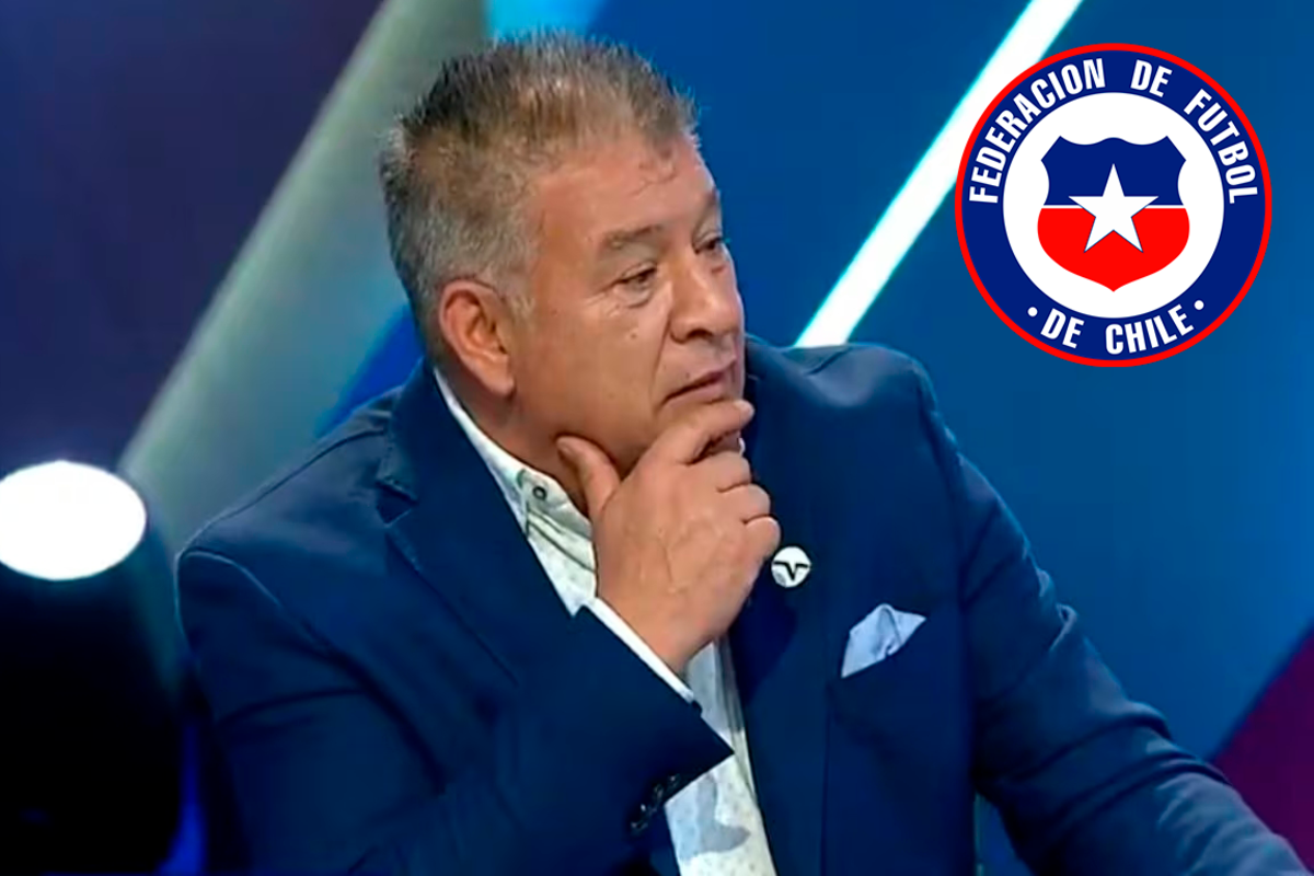 Claudio Borghi bastante pensativo en su rol de panelista del programa Todos Somos Técnicos de TNT Sports. Por su parte, a mano derecho se encuentra incrustado el logo de la Selección Chilena.