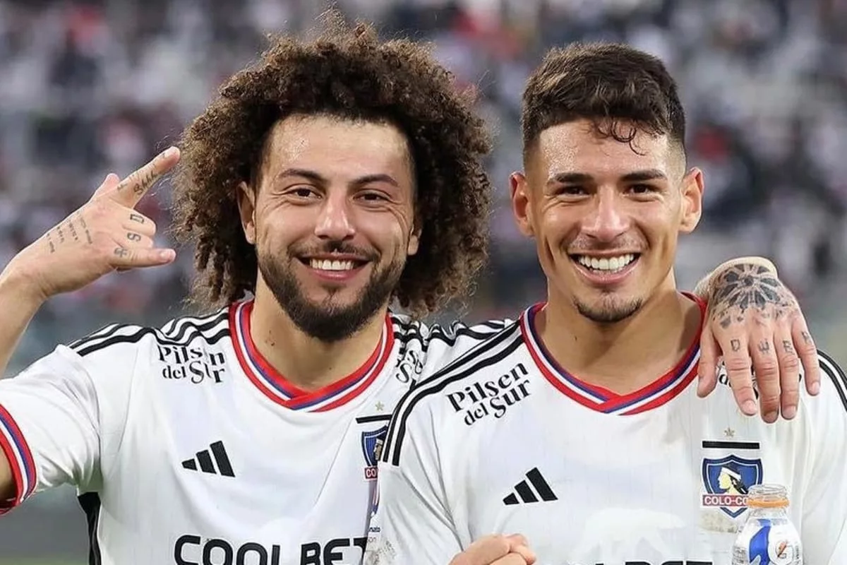 Maximiliano Falcón y Alan Saldivia con una sonrisa mientras usan la camiseta de Colo-Colo 