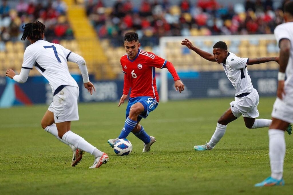 Vicente Pizarro enfrentando a República Dominicana con la Selección Chilena en los Juegos Panamericanos.