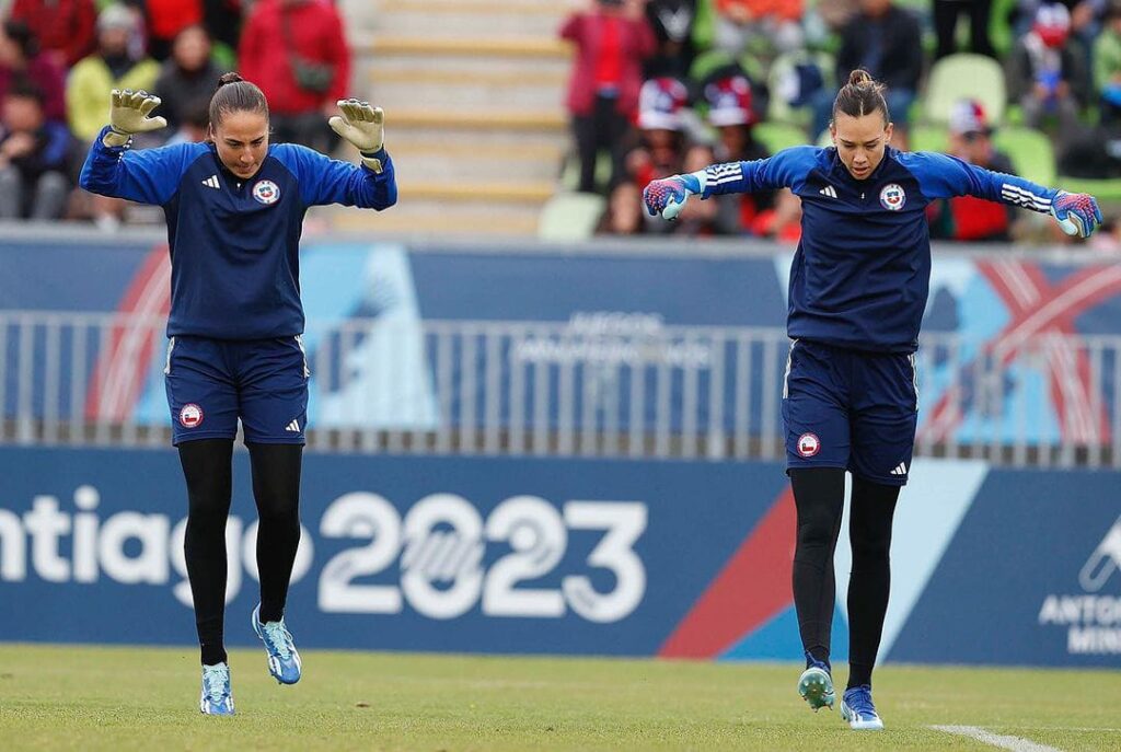 Christiane Endler y Antonia Canales realizando trabajo precompetitivo con indumentaria de la Selección Chilena.