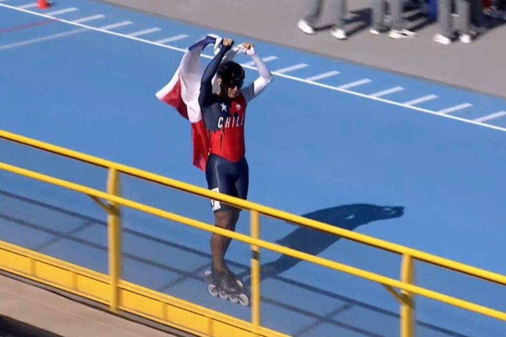 Emanuelle Silva tras ganar la medalla de oro en patín carrera.