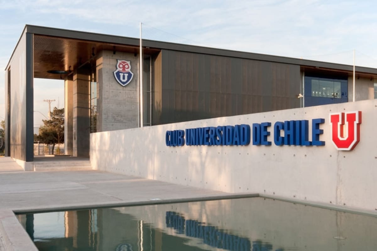 Frontis del Centro Deportivo Azul de la Universidad de Chille.