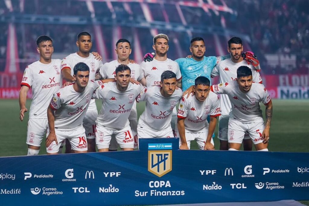 Formación de Huracán con Williams Alarcón en los titulares.