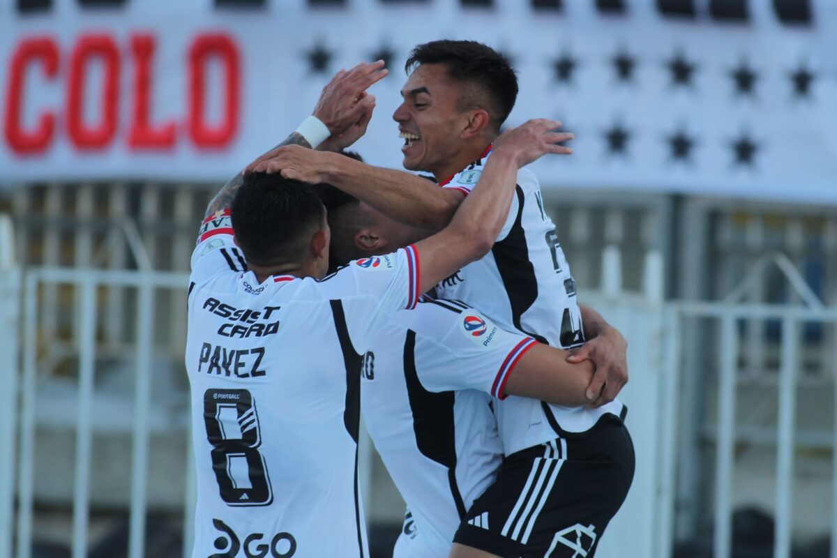 Vicente Pizarro celebrando su gol en el partido de Colo-Colo vs Magallanes.